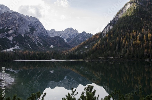 Fototapeta Naklejka Na Ścianę i Meble -  Autumn lake