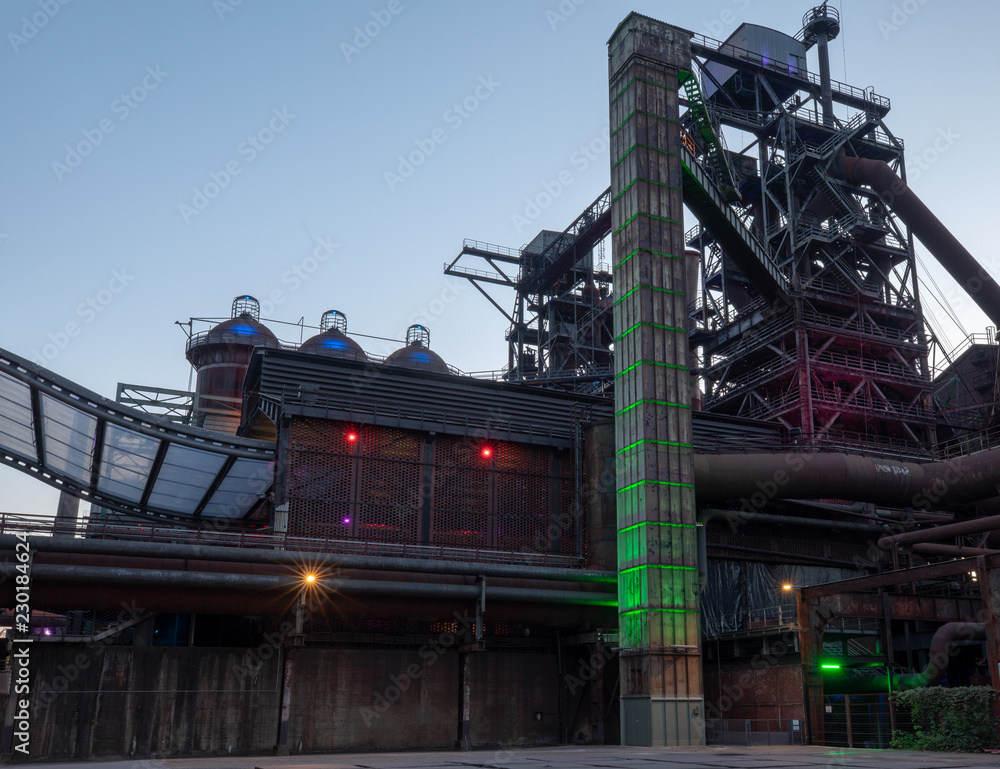 Fototapeta premium Industrie bei Nacht