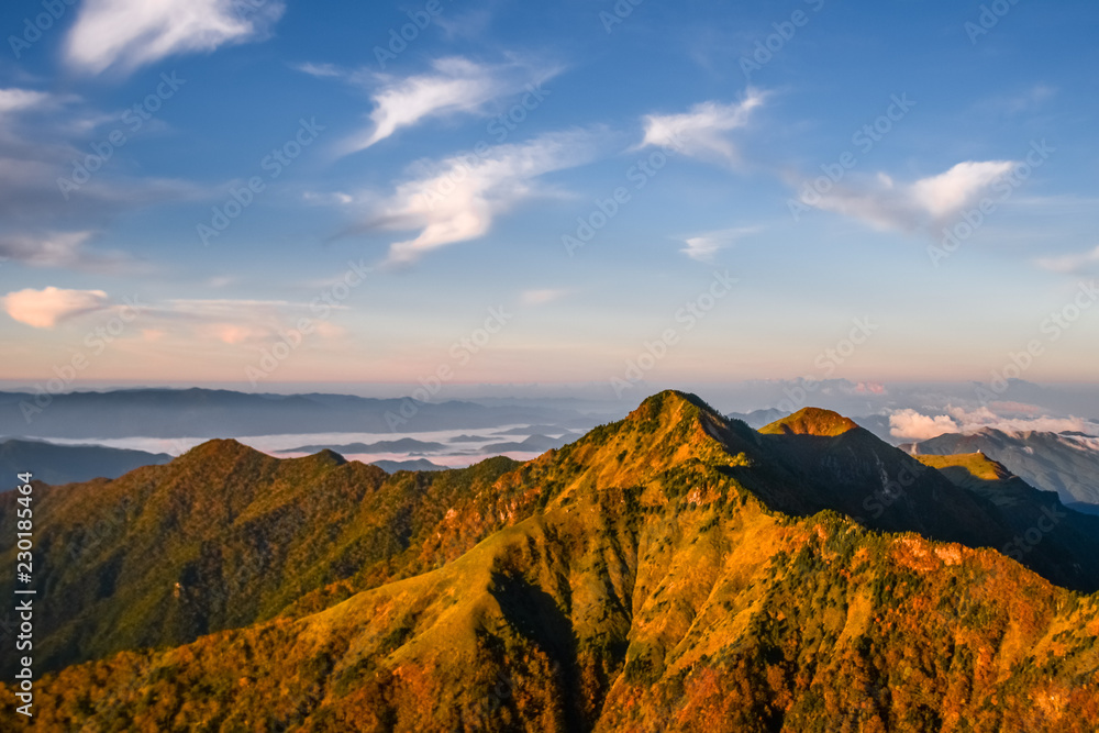 Obraz premium 日本、霊峰・石鎚山の絶景、朝、朝日、日の出、四国、愛媛県、高知県、秋の紅葉