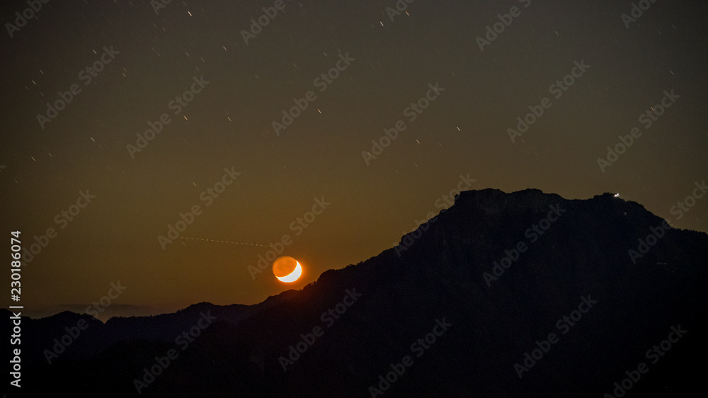 日本、霊峰・石鎚山の絶景、夜の星座・天の川、四国、愛媛県、高知県、秋の紅葉