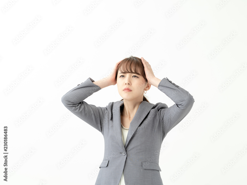 頭を抱えるビジネスウーマン