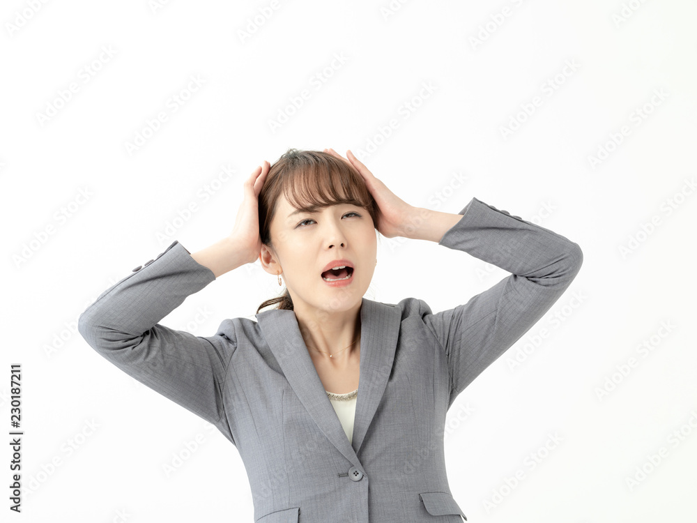 頭を抱えるビジネスウーマン