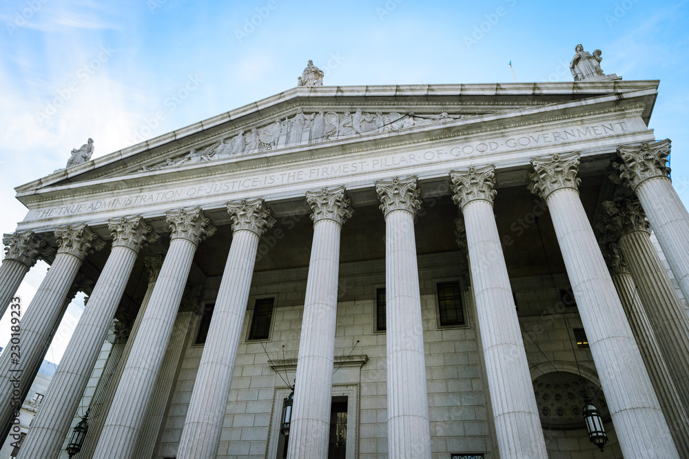 Naklejka premium The front pillars of the court house in New York City