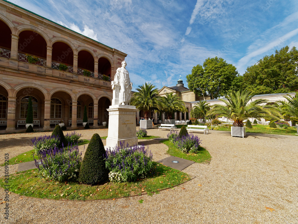 Fototapeta premium .Kurpark und Regentenbau im Staatsbad Bad Kissingen, Unterfranken, Franken, Bayern, Deutschland.