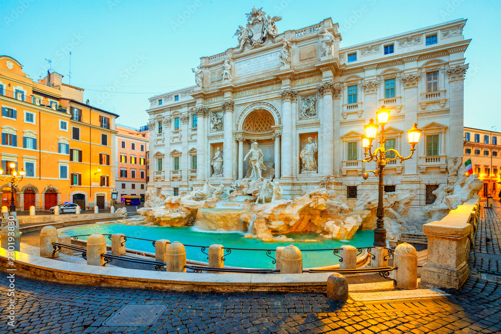 Fototapeta premium Fontanna di Trevi (Fontana di Trevi) w świetle poranka w Rzymie, Włochy. Trevi to najsłynniejsza fontanna Rzymu. Architektura i punkt orientacyjny Rzymu.