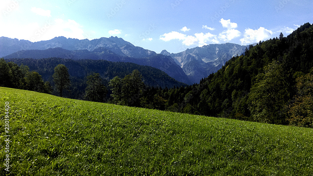 Bergkamm in den Alpen von einer Alm aus fotografiert.
