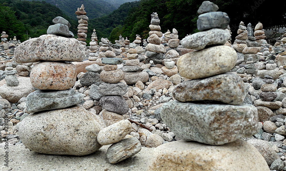 Steintürme an einem buddhistischen Kloster in Südkorea, wovon ein jeder für einen Wunsch steht.
