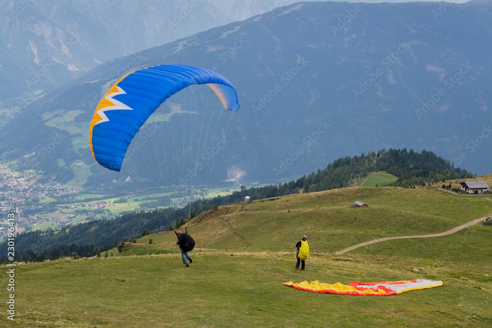 Obraz premium Paragliding über den Tiroler Bergen