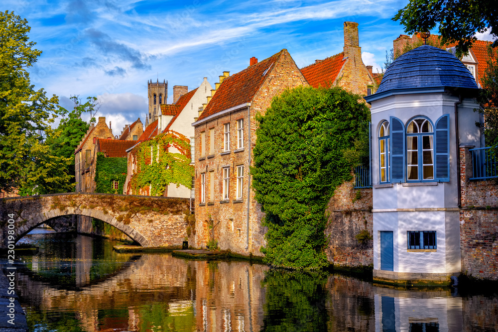 Obraz premium Historyczne ceglane domy na średniowiecznym Starym Mieście w Brugii, Belgia