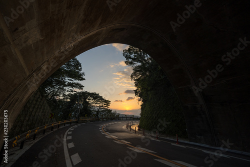 日の出 屋島スカイウェイ トンネル内から東向きに撮影(香川県高松市)