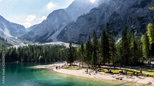 Landschaft mit Gebirge an einem Wildsee im Herbst in Alpen mit Bergen am See Prags