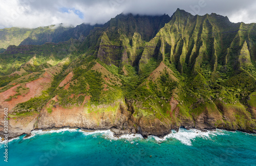фотографія View of the monumental Na Pali Coast at Kaa Alahina Ridge and Manono Ridge, Kalalau trail visible if zoomed in