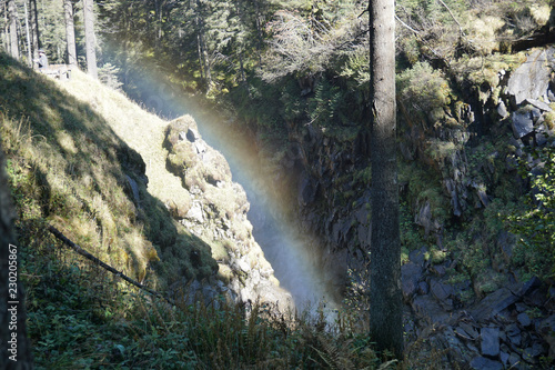 Regenbogen am Gebirgswasserfall photo