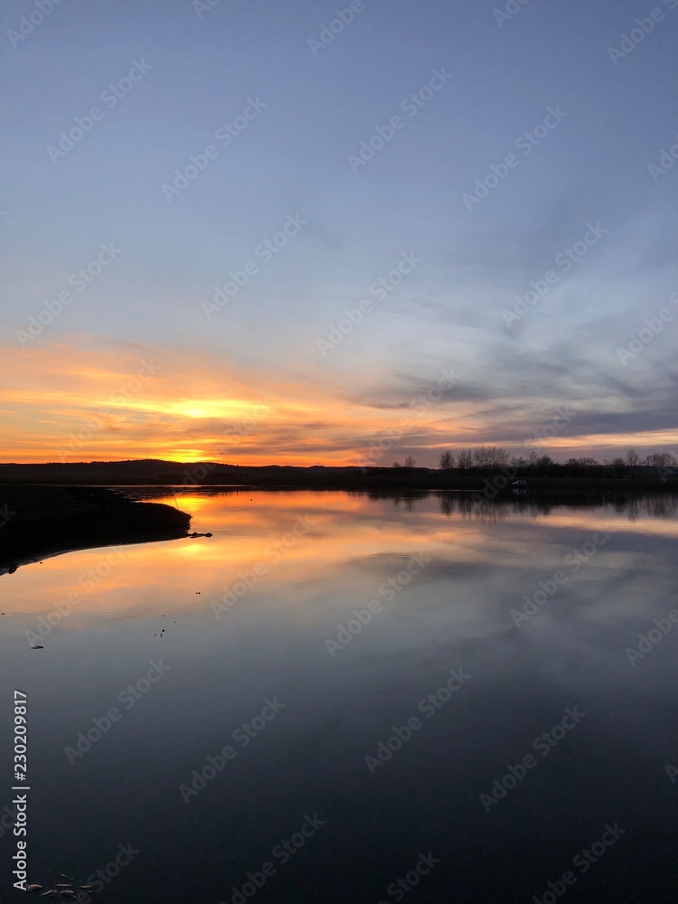 Obraz premium sunset over the lake