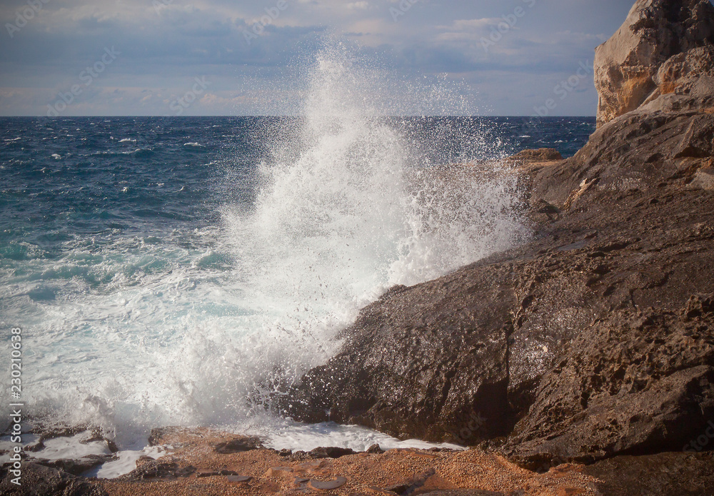 Fototapeta premium waves crashing on the rocks