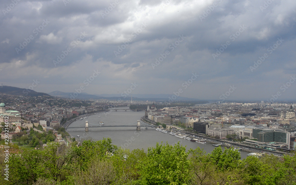 Vista panorámica de la ciudad de Budapest y del rio Danubio, Hungría
