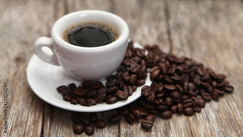 tasse de café noir et graines roties