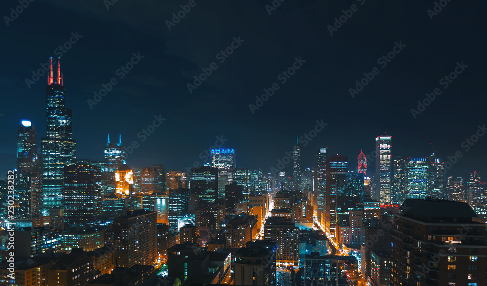 Naklejka premium Downtown chicago cityscape wieżowce skyline w nocy