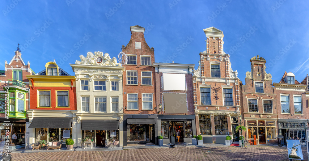 Obraz premium Zijdeworm Kroon und Leeuwenburg in Alkmaar. Bürgerhäuser aus dem 17. bis 18. Jhd. in der Altstadt