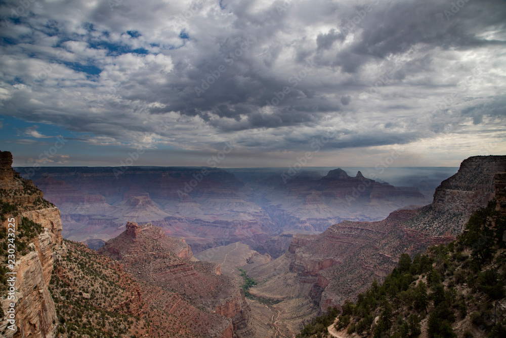 Grand Canyon con nubi nere 