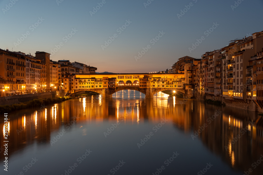 die Ponte Vecchio in Florenz bei aufgehender Sonne