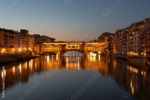 die Ponte Vecchio in Florenz bei aufgehender Sonne