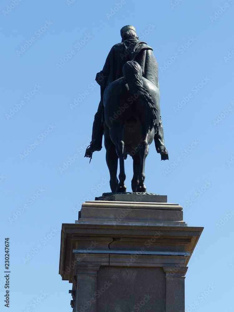 Statua equestre di Giuseppe Garibaldi visto da dietro al Gianicolo a Roma in Italia.