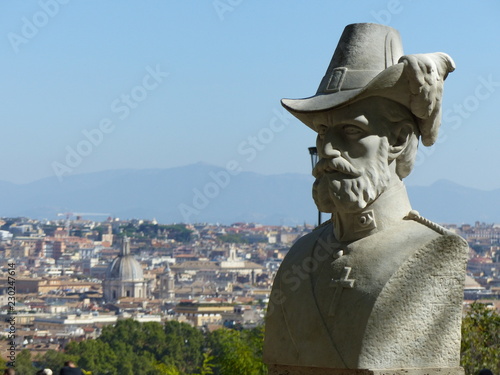 Busto di un patriota del novecentesco al Gianicolo con in fondo il panorama di Roma,  Italia.