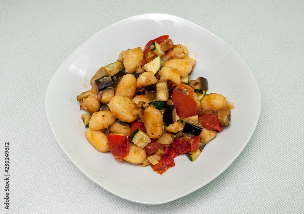 Gnocchi mit Sommergemüse auf einem Teller Gnocchi mit Sommergemüse auf einem Teller