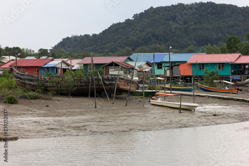 Dorf an einem FLuss in Borneo © chrisre