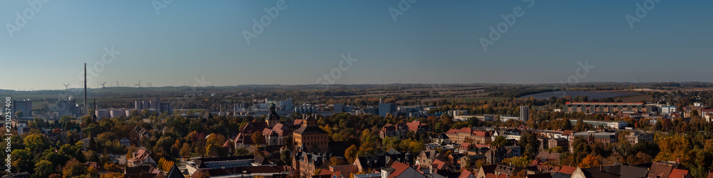 Panorama im Herbst über Zeitz mit Schloss und Zuckerfabrik