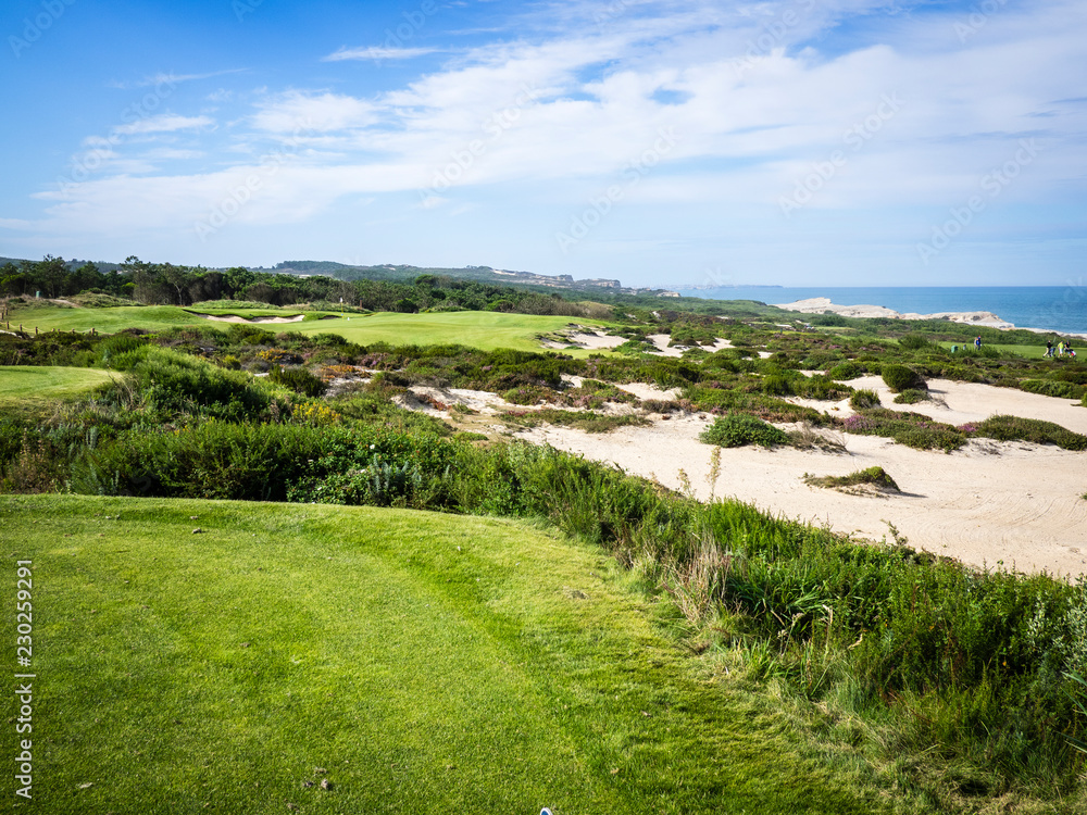 Der West Cliffs Golfplatz an Portugals Silberküste, in der Nähe von Obidos. Er gehört zu den besten Golfpätzen Europas, Nummer eins in Zentral Portugal. 12. Spielbahn, ein Par 3 Der West Cliffs Golfplatz an Portugals Silberküste, in der Nähe von Obidos. Er gehört zu den besten Golfpätzen Europas, Nummer eins in Zentral Portugal. 12. Spielbahn, ein Par 3