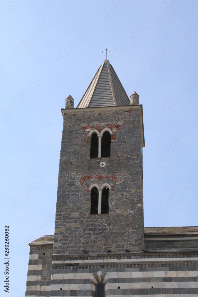 Campanile della chiesa di San Pietro con finestra trifora a Portovenere