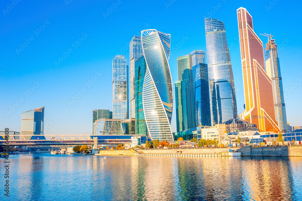 Fototapeta premium modern skyscrapers of downtown Moscow and reflections in the Moscow River. Russia
