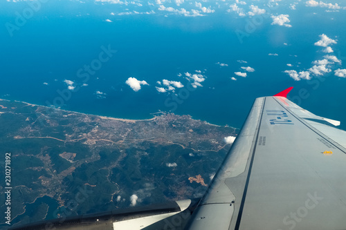 Tableau sur toile View from the window of the plane on the wing, the earth and the ocean