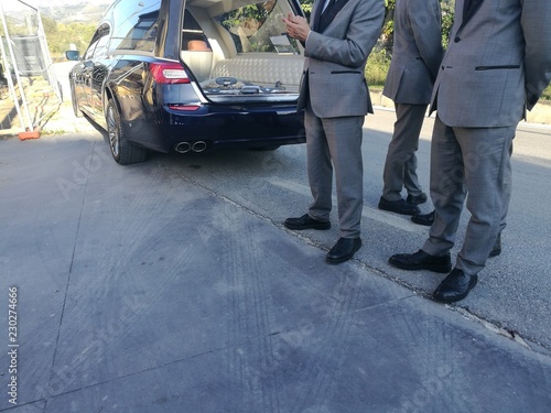 Fényképezés hearse open and empty with gravediggers
