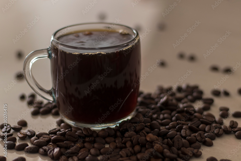 Fototapeta premium Taza de café con granos de café