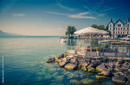 Foto Vevey-Marche on stone shore of Lake Leman Geneva in Vevey, Switzerland