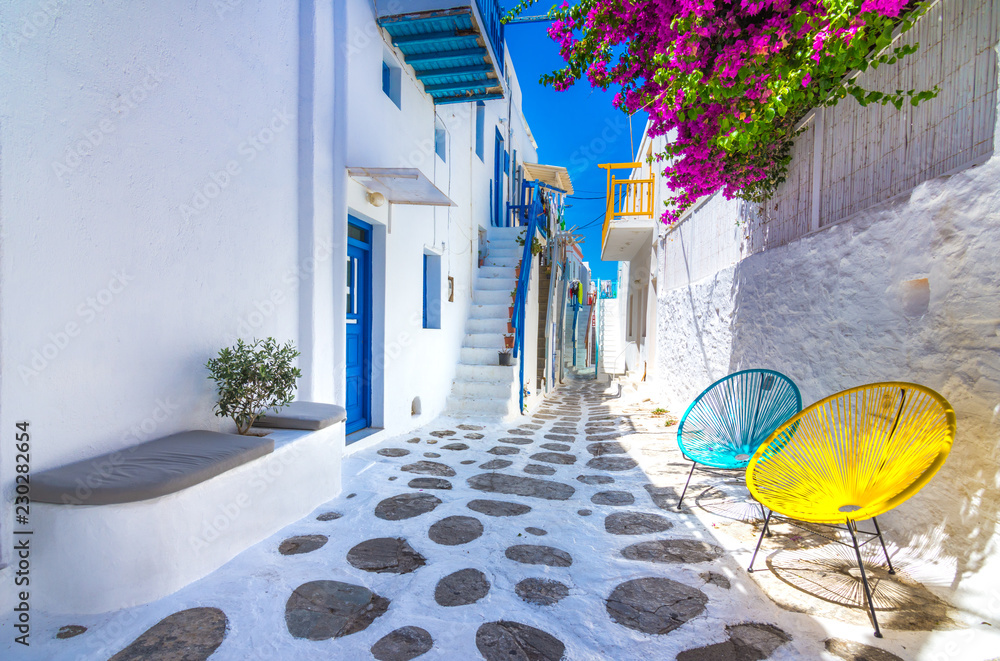 Fototapeta premium Widok na słynne malownicze wąskie uliczki miasta Mykonos na wyspie Mykonos, Grecja