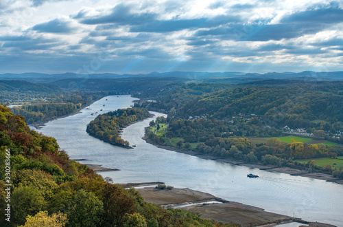 Der Blick auf den Rhein von der Drachenburg bei Königswinter