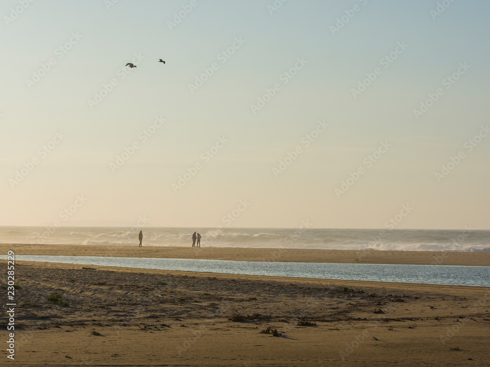 Strandstimmung mit Personen am Atlantik, Portugal
