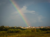 Regenbogen über einem Dorf in Obidos, Portugal