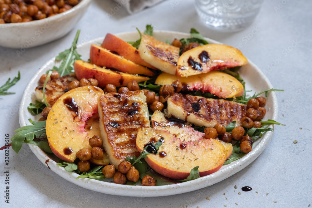 Green salad with grilled halloumi cheese and peaches Green salad with grilled halloumi cheese and peaches