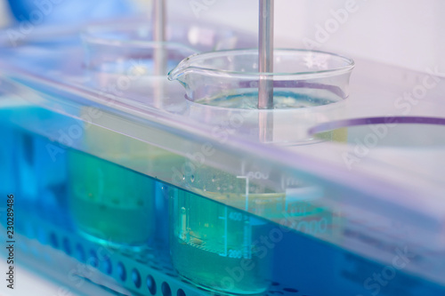 Fotografie Testing tablets for solubility in the laboratory