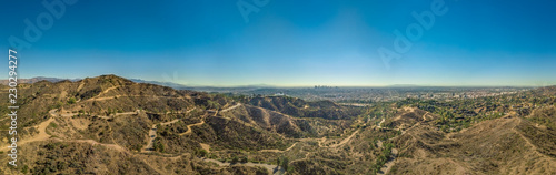 Foto Panoramic view of Los Angeles and the Griffith Observatory as seen from the Holl