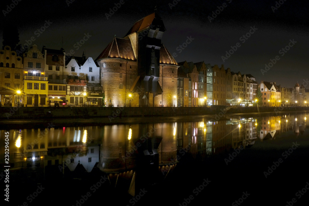 Polska, Gdańsk - nocą na rzeką Motławą, oświetlona starówka i odbicia w wodzie