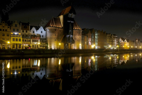 Polska, Gdańsk - nocą na rzeką Motławą, oświetlona starówka i odbicia w wodzie