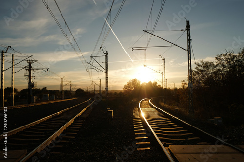Polska, Gdańsk - tory kolejowe i trakcja kolejowa oświetlona wieczornym słońcem (na Olszynce)