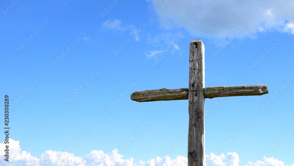 Holzkreuz, Wetterkreuz, freigestellt vor blauen Himmel