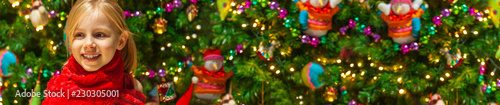 Breitbild Banner Kind vor Weihnachtsbaum